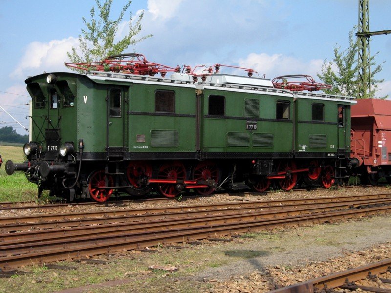 E77 10 beim Chemnitzer Heizhausfest am 27.08.06 Mit Laternen.. so hat sie schon eher ein  Gesicht !