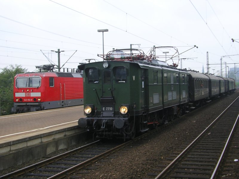 E7710 mit SDZ 91789 in Essen Steele und die 143 014-9 mit S1 nach Dortmund.(21.09.2008)