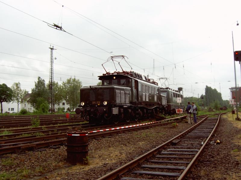 E94 279 und 141 228 in Darmstadt .