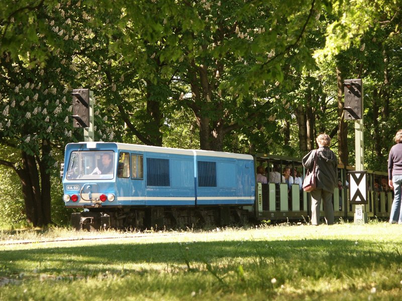 EA 02 der Parkeisenbahn Dresden. Nach Abfahrt vom Hp Strassburger Platz in Richtung Zoo am 29.04.2007.