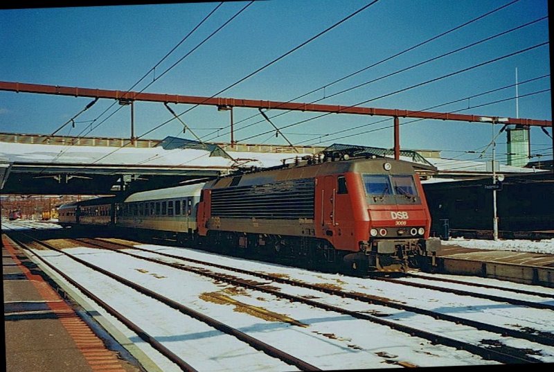 EA 3008 mit IR 2185 Nordpilen in Fredericia kurz vor der Abfahrt nach Hannover am 21. Mrz 2001. (Gescannts Foto)