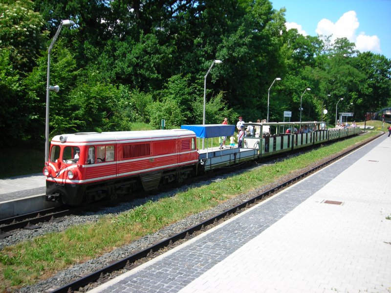 EA01 am Bahnhof Straburger Platz. Der erste Wagen hinter der Lok ist ein Gterwagen der vorangig fr Rollsthle und Kinderwagen verwendet wird. (Juni 2008)