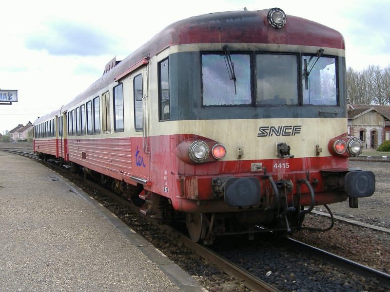 EAD X 8586 + 4415 sind um 12:50 aus Sarreguemines in Sarralbe angekommen. 
Dieser ehemalige Bahnknoten sieht heutzutage nur noch wenige Zge und die meisten Strecken sind stillgelegt.

03.04.2006