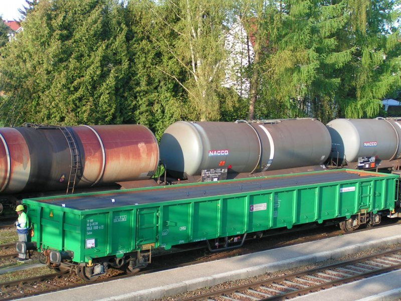 Ealos-3780(REXW)5946000-6 beladen mit Stahlprofilen, wird nach der Wochenendpause neu eingereiht, Bhf. RIED i.I. 080428