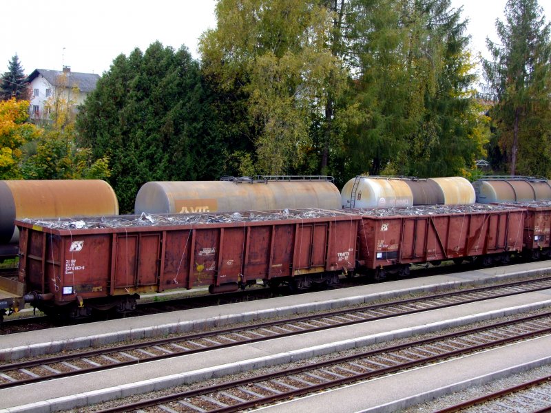 Eanos(31835376063-6) und Eaos(31835303211-9) Randvoll mit Schrott beladen, eingereiht im G68807 ; 081024