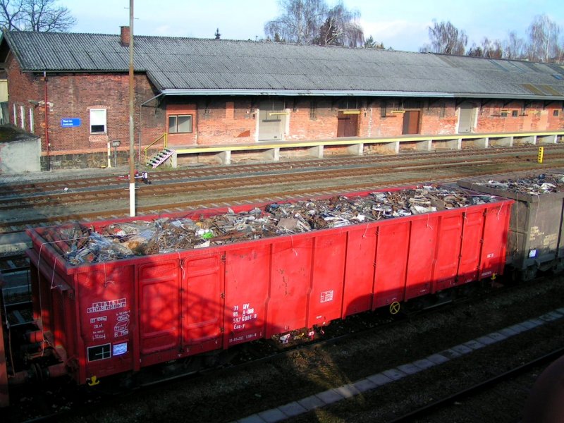 Eas-y(31815976084-8) beladen mit Schrott steht zur Abfahrt bereit; Bhf. RIED i.I. 080125