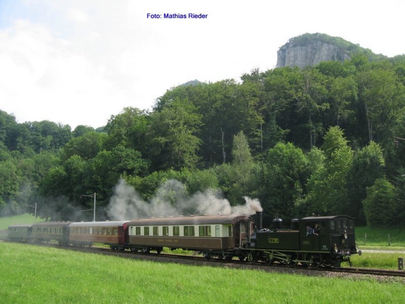 Eb 2/4 mit OeBB- Salonwagen vor Oensingen, Extrazug fr 750 Jahre Wangen an der Aare Die Foto entstand am 09.06.07 kurz vor Oensingen