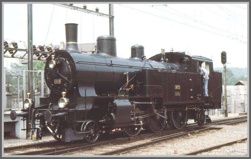 Eb 3/5 5819 (Habersack) wird flott gemacht fr einen Dampfzug. Das Bild entstand entweder in Delmont oder Porrentruy. Wer kennt sich aus? (Archiv 06/77)