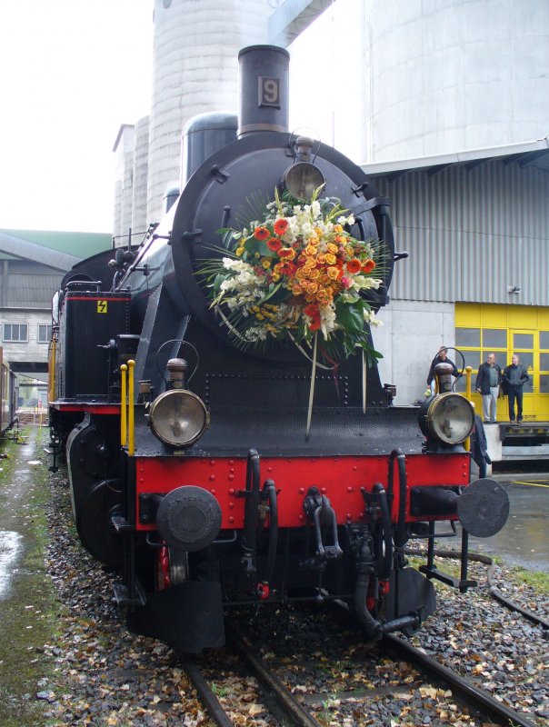 Eb 3/5  9 mit Blumenschmuck auf dem Festgelnde des Dampflokfestes in Untervaz am 29.10.2006