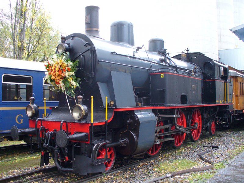 Eb 3/5  9 mit Blumenschmuck auf dem Festgelnde des Dampflokfestes in Untervaz am 29.10.2006