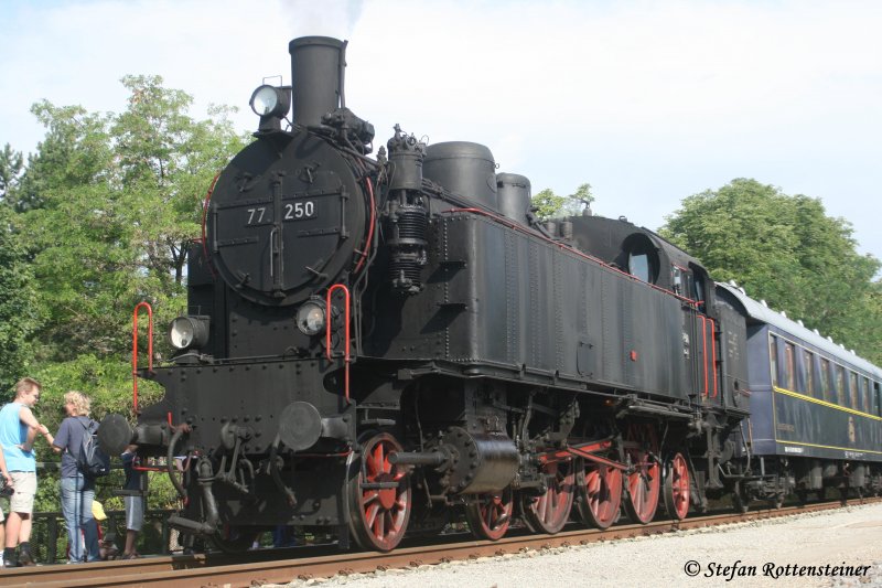 Ebenfalls die 77.250 auf dem Bad Sauerbrunner Viadukt. Anbei ein Lob an meinen Klassenkameraden Christoph Giefing, der als Mitglied der FF Bad Sauerbrunn beim auffllen der Lok mitgeholfen hat.
