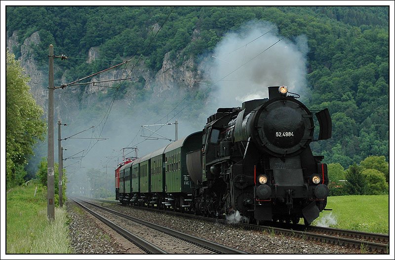 Ebenfalls am 17.5.07 zur Erffnung der Ausstellung  150 Jahre Sdbahn  unterwegs: 52.4984  Eberhard  als E 16270 aus Knittelfeld kommend, hier kurz nach dem Bahnhof Peggau-Deutschfeistritz aufgenommen.