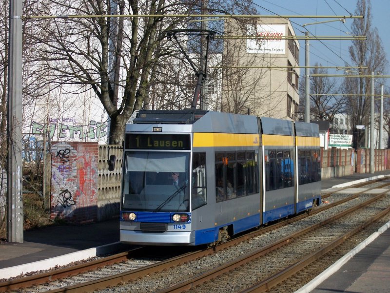 Ebenfalls am 24. Mrz 2007 befindet sich NGT8 1149 kurz vor der Haltestelle Kurt-Kresse-Strae. Im letzten Jahr wurde die Lackierung einiger NGT8 an die aktuelen Firmenfarben angepasst. Sie tragen, wie auf dem Bild zu sehen, silber mit blauem und gelben Streifen.