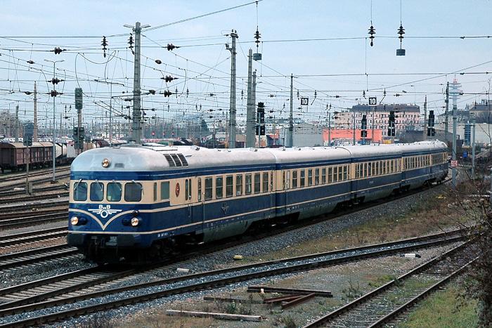 Ebenfalls am 8.12.05 und bei ebenfalls schlechten Lichtverhlnissen: Triebwagen der BR 5145 bei der Durchfahrt in Matzleinsdorf auf dem Weg nach Linz.
