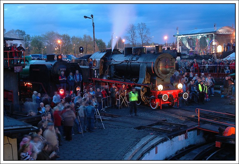 Ebenfalls auf ihren Auftritt am Abend des 2.5.2008 in Wolsztyn wartet die 1929 in Chrzanow gebaute Ok22-31. Mit ihren 721 kW schafft sie eine Hochstgeschwindigkeit von 100 km/h. Die Ok22-31 gehrt dem Eisenbahnmuseum in Warschau. Seit dem 16.Juli 1987 ist sie in Wolsztyn. Es war die letzte betriebsfhige Dampflok dieser Baureihe bei der PKP. Seit September 1997 stand sie nicht mehr betriebsfhig beim Eingang des BW-Gelnde. Im Mai 2004 kehrte sie nach einer HU in Pila nach Wolsztyn betriebsbereit zurck.