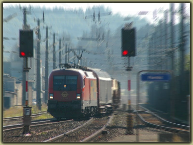 Ebenfalls bei totalem Gegenlicht aufgenommen, und mit Phtotshop stark nachbearbeitet. GySEV 1116 064 bei der Durchfahrt mit ihrem Gterzug in Frnitz am 1.9.2006.