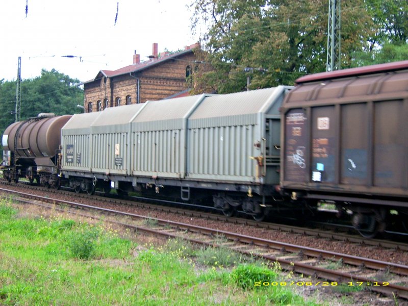 Ebenfalls eingereiht in den Gterzug von 189 033: Dieser Teleskophaubenwagen. Weiss jemand zu welcher Staatsbahn der gehrt? Fotografiert am 29.08.08 in Raguhn.