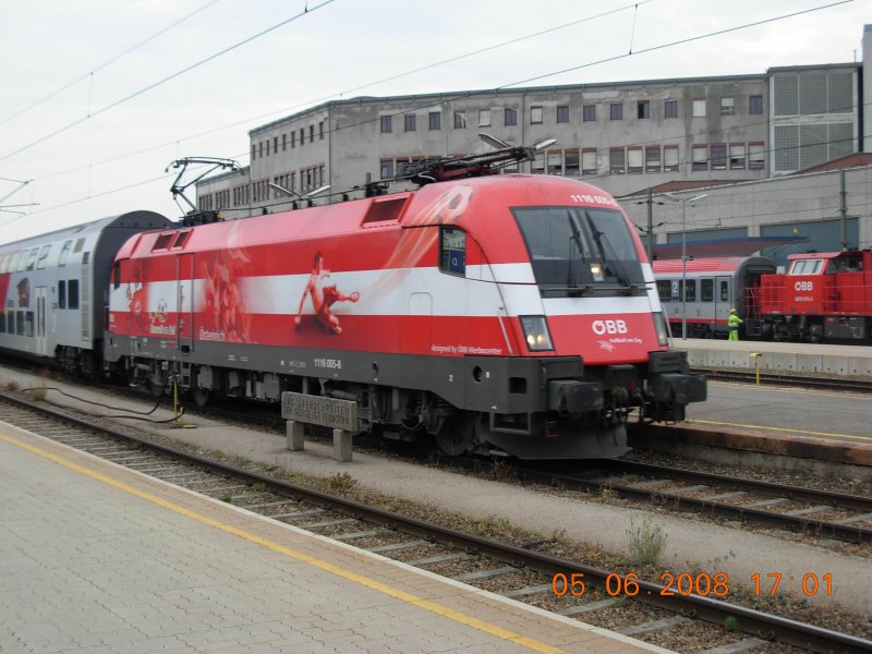 Ebenfalls ganz planmig ist die sterreich-Lok unterwegs: um 16:52 bricht sie vom Westbahnhof auf, um in einem groen Bogen ber Wien-Meidling nach Retz zu fahren (5.6.2008)
