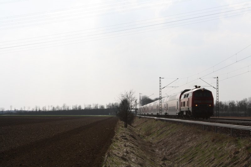 Ebenfalls im Gegenlicht durchfuhr 218 440-6 diesselbe Stelle, nur da sie alleine mit ihren 9 Doppelstockwagen voll zu tun hatte.