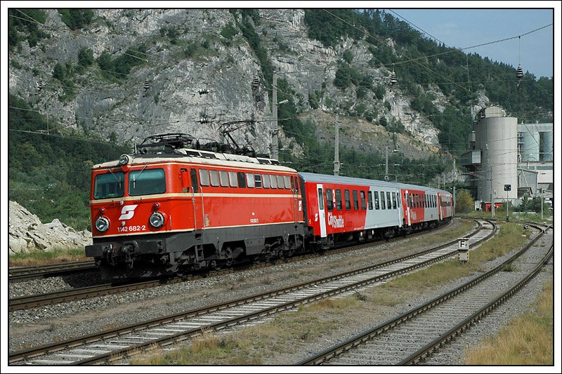 Ebenfalls mit einer altwertigen 1142, nmlich 1142 682, war gestern am 26.6.2008 die S-Bahn im Grazer Raum unterwegs. Auf dem Foto handelt es sich um die S1 von Bruck a.d. Mur nach Graz bei der Einfahrt in Peggau-Deutschfeistritz.
