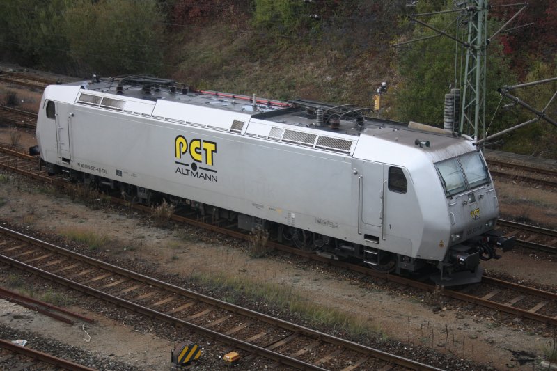 Ebenfalls in M�nchen - Nord war am 18.10.09 abgestellt die 185 537-8  Altmann . Dieses Foto entstand von der frei zug�nglichen Br�cke �ber dem Bahngel�nde.