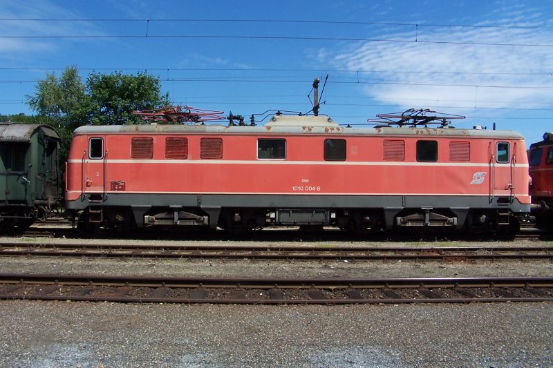 Ebenfalls in der Reihe der abgestellten Fahrzeuge steht die 1010.004