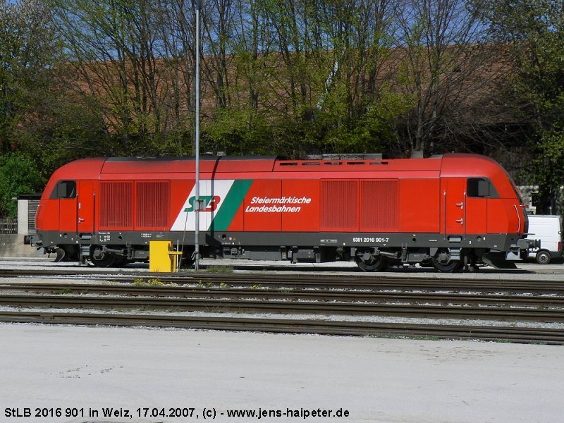 Ebenfalls in Weis, jedoch einen Tag frher als die 902 steht 2016 901-7 vor der dortigen Lokhalle. Foto: 17.04.2007
