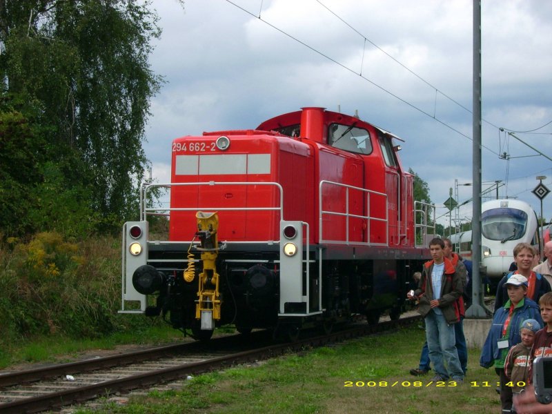 Ebenfalls zu Gast auf dem Bahnbetriebswerksfest in Wittenberg war 294 662 von Railion Halle/S.. Im Hintergrund ist noch ein ICE-T zu erkennen der ebenfalls zu Gast war.