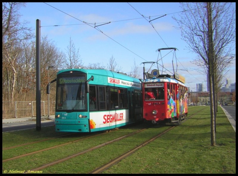 Ebenfalls zwischen den Haltestellen Leonardo-da-Vinci-Allee und Rebstockbad entstand am 03.02.2007 diese Aufnahme des Ebbelwei-Express mit dem K-Triebwagen 106 auf Sonderfahrt bei der Begegnung mit dem S-Triebwagen 209 auf dem 4. Zug der Linie 17 in Fahrtrichtung Rebstockbad. Die Positionsbestimmung der Aufnahme gestaltete sich schwierig, da ich feststellen mu�te, da� die Karte die Strecke noch im Bauzustand zeigt.