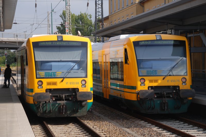 EBERSWALDE (Landkreis Barnim), 23.09.2009, VT 650.68 als 0E60 nach Frankfurt (Oder) und VT 650.75 als OE63 nach Joachimsthal im Bahnhof