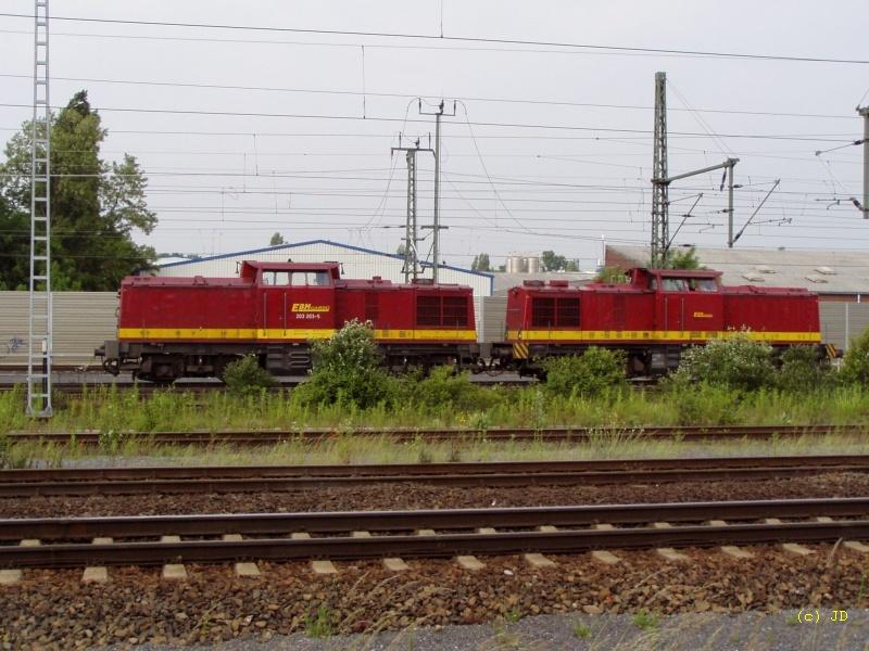 EBM-Cargo 203 203-5 und 203 204-3 fahren am 3.6.2004 durch Troisdorf Bf. Die Firma EBM-Cargo ist inzwischen in Insolvenz.
