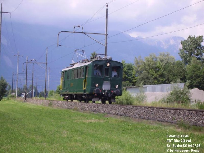 EBT BDe 2/4 240 als Extrazug 33045 aus Dietikon ZH bei der Einfahrt von Haag her in den Bahnhof Buchs SG.
04.07.08