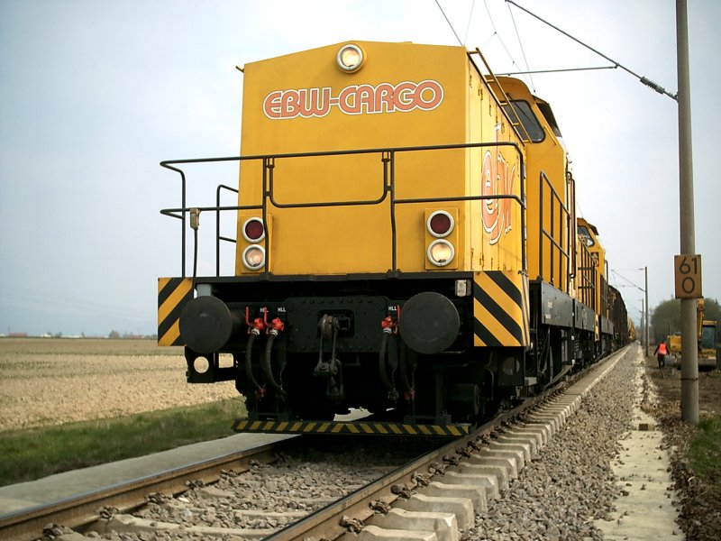 EBW Cargo Lok V150.02 und eine Schwesterlok abfahrbereit mit schwerem Bauzug der Firma Eurailpool(ID 129575) zur Fahrt nach sterreich zwischen Wallersdorf und Otzing (KBS 931).