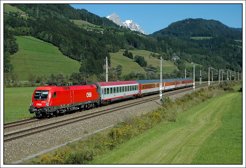 EC 100  Joze Plecnik  von Ljubljana (Laibach) nach Praha hl.n. (Prag) war am 13.9.2007 ab Spielfeld mit 1116 211 bespannt. Dieser Zug wird ab der slowenischen Grenze Spielfeld bis Prag durchgehend mit einer Lokomotive der Reihe 1116 bespannt. Dies ist ein so genannter Langlauf, den ich gestern bei meinem Kommentar bezglich Unterschied 1016/1116 gemeint habe. Achja, die Aufnahme entstand zwischen Trieben und Rottenmann in der Obersteiermark.  ERGNZUNG: Ab Fahrplanwechsel knnte unter Umstnden im gesamten Lauf eine 1216 zum Einsatz kommen.