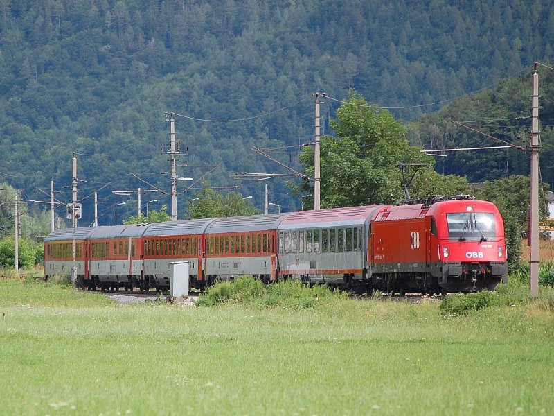 EC 100  Joze Plecnik  mit der 1216 235 bespannt 
befindet sich am 20.07.2008 auf der Fahrt von
Laibach nach Prag kurz vor Micheldorf. 
