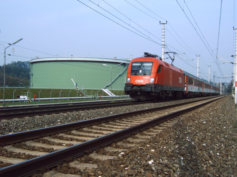 EC 101 ( Jose Plecnik ) bespannt mit 1116 222 rauscht am 13.10.2006 beim Tanklager Krift bei Kremsmnster vorbei. Am Bild sieht man einen von vier riesigen ltanks die entlang der Strecke stehen.   