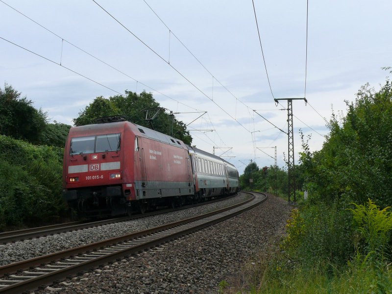 EC 102 (Chur-Hamburg-Altona) wurde heute von 101 015 gezogen. Hier zu sehen in Freiburg-St.Georgen. 2.8.09 