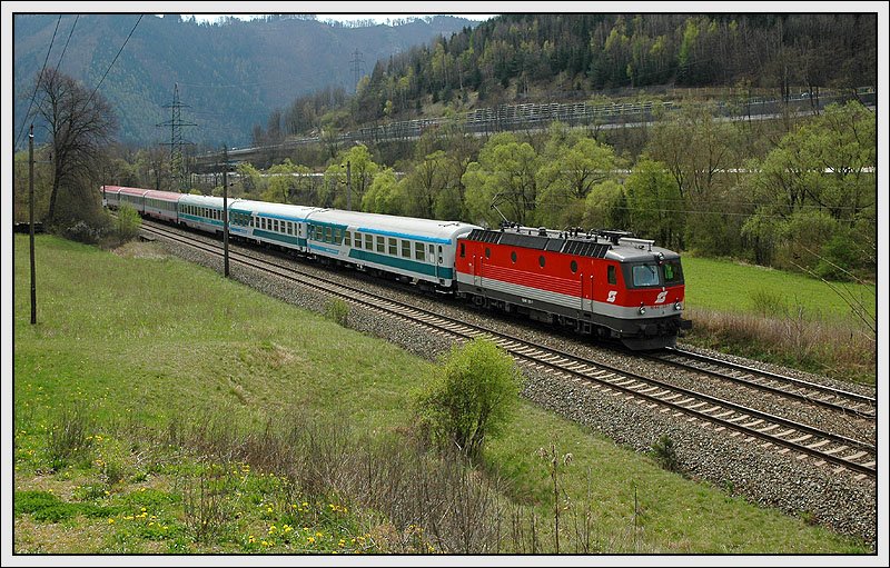 EC 158  Croatia  von Zagreb Glavni Kolod. nach Wien Sd, bespannt mit 1044 125, am 10.4.2007 im Bereich Mixnitz aufgenommen.