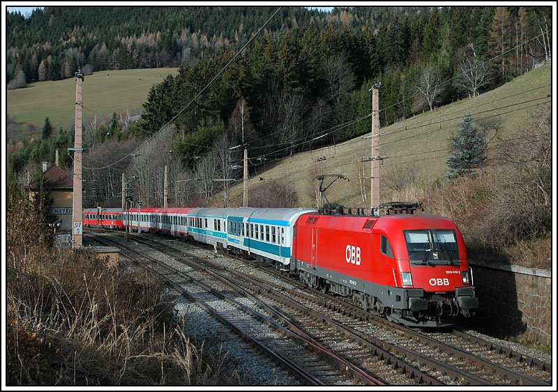 EC 158  Croatia  von Zagreb nach Wien Sd wurde am 25.11.2006 von 1016 024 bespannt. Die Aufnahme entstand bei der Ausfahrt aus dem Bahnhof Breitenstein am Semmering.