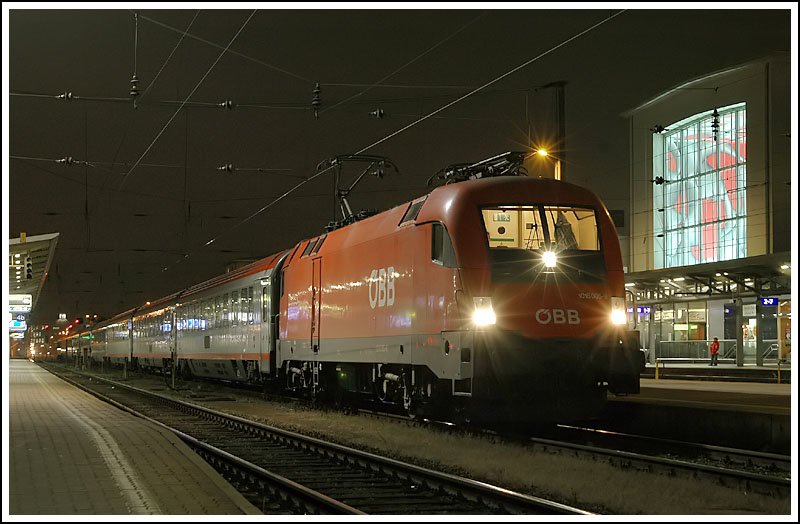 EC 159  Croatia  von Wien nach Zagreb beim Halt am Grazer Hauptbahnhof am 28.11.2006. 1016 005 hat diesen Zug noch bis zum sterreichisch/slowenischen Grenzbahnhof Spielfeld-Stra bespannt.