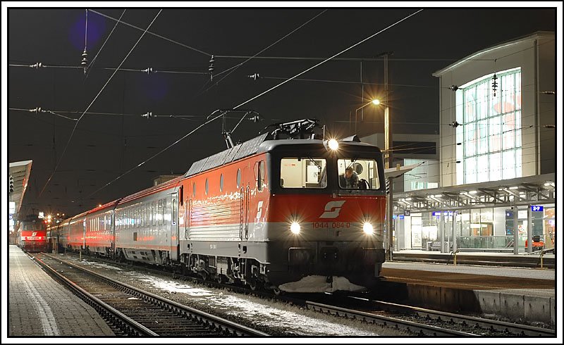 EC 159  Croatia  von Wien nach Zagreb Glavni Kolod. beim Halt in Graz am 26.1.2007. 1044 084 hat diesen Zug noch bis zur slowenischen Grenze in Spielfeld-Stra bespannt.