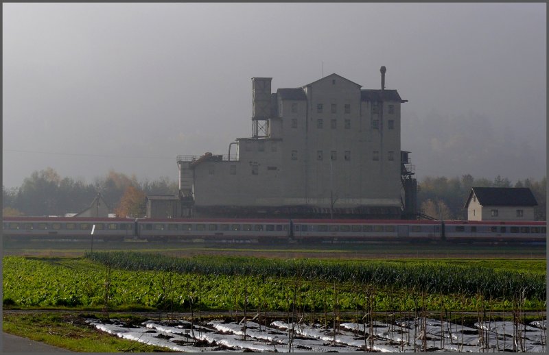 EC 160 Maria Theresia fhrt soeben am alten Basaltsteinwerk Buchs SG vorbei. (01.11.2007)