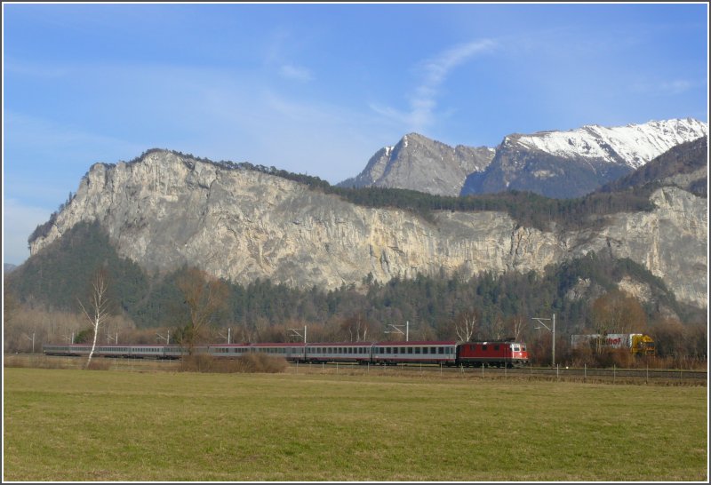 EC 160 Vorarlberg vor Ellhorn 752m, Mittagsspitze 1856m, Mitterspitz 1897m und verschneitem Guschagrat. (29.01.2008)