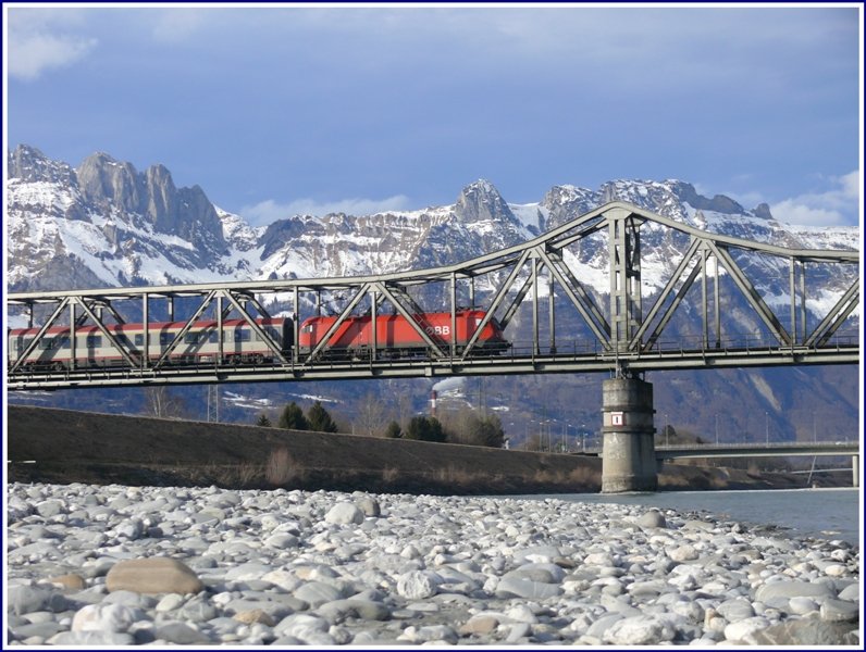 EC 161 ist soeben im Begriff die Schweiz Richtung Frstentum Lichtenstein zu verlassen. Zuglok 1116 donnert ber die Rheinbrcke vor der Kulisse der Kreuberge. (02.02.2009)