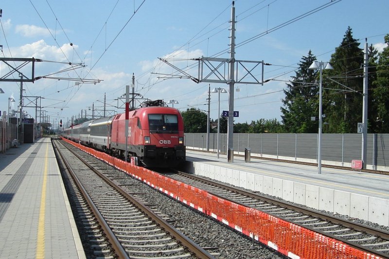 EC 163 Transalpin aus Basel kommend durchfhrt gerade die Station Salzburg-Taxham. 6/08