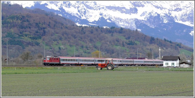 EC 164 mit Re 4/4 II unterwegs im Rheintal bei Sevelen. (09.04.2008)