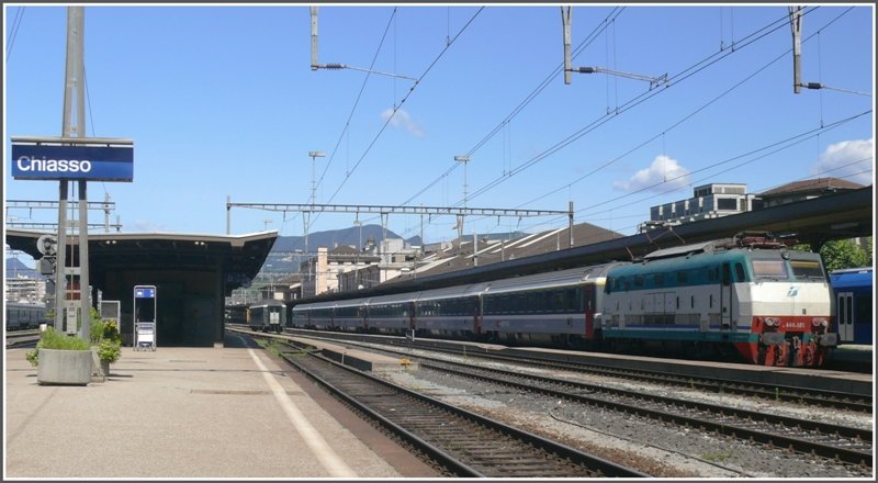 EC 171 mit 444-105 steht bereit zur Abfahrt in Chiasso, muss aber noch auf die berholung durch CIS 153 warten. (22.07.2008)