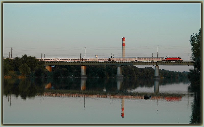 EC 173  Vindobona  von Hamburg-Altona nach Wien kurz vor Sonnenuntergang bei der �berquerung der Donau im Bereich Wien Lobau am 2.9.2006.
