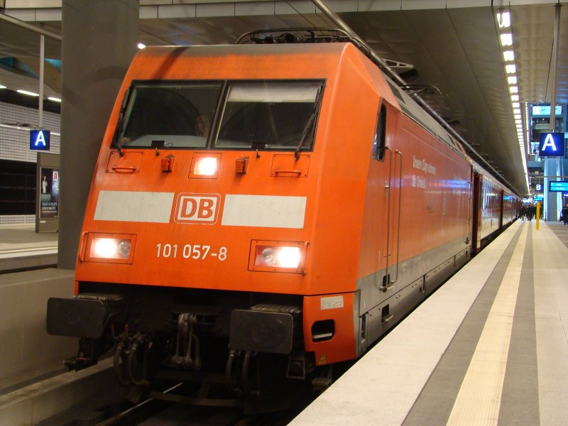 EC 177 von Berlin Hauptbahnhof (Tief) nach Wien Sdbahnhof ber Bad Schandau und Praha-Holesovice. Aufgenommen am 29.12.2007 (BR 101 057-8)