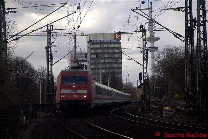 EC 177 fhrt im Frhjahr 2003 mit BR 101 031-3 von Hamburg-Altona nach Dresden. Hier kurz vor Hamburg Hbf.
